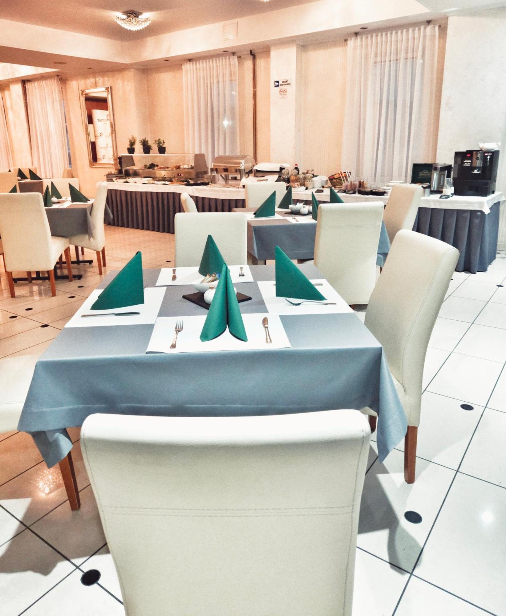 麦克斯酒店 Luboń 外观 照片